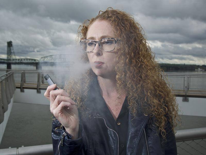 Neither major party is prepared to support sale of 'vaping' products in Australia.