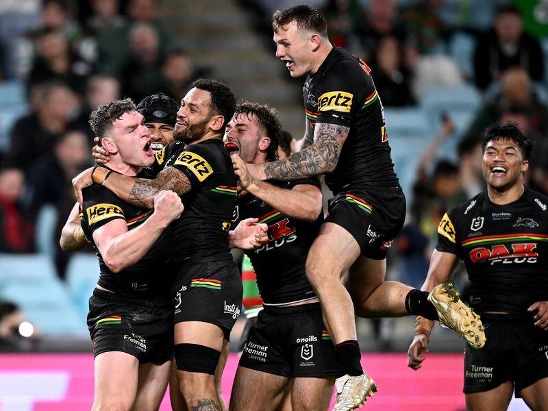 Liam Martin (l) celebrates his match-winning try with Penrith teammates. (Dan Himbrechts/AAP PHOTOS)