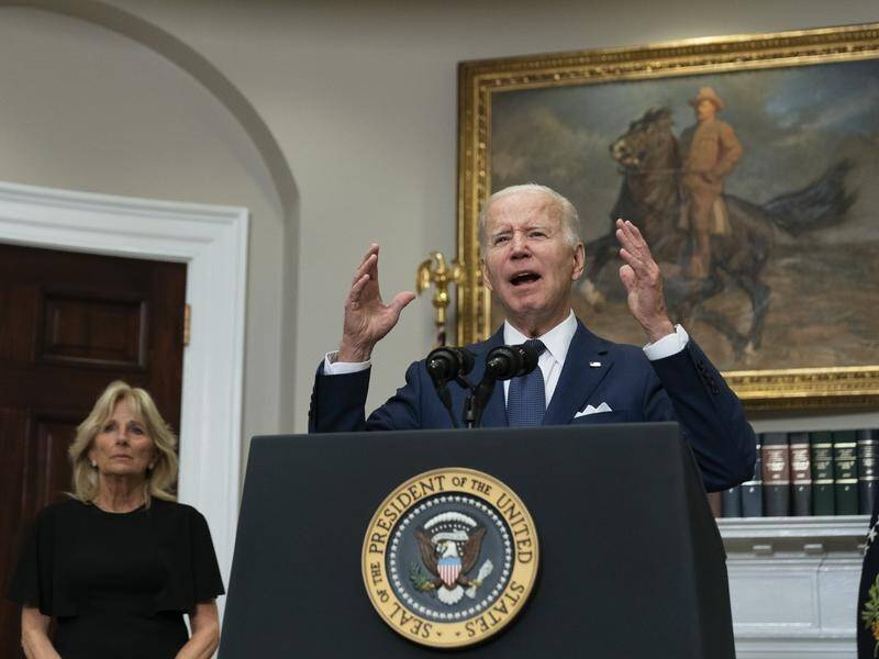 US President Joe Biden and first lady Jill Biden (l) will visit victims of the Texas school shooting