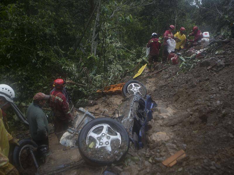 Eight people have dead after a mudslide in northeast of Bolivia's capital, La Paz.