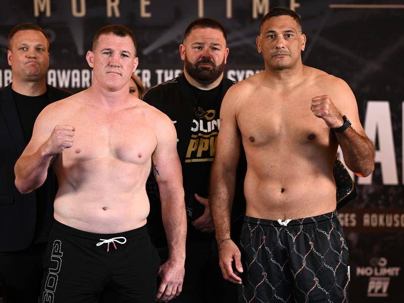 Paul Gallen (l) and Justin Hodges at the official weigh-in for their upcoming heavyweight clash. (Dan Himbrechts/AAP PHOTOS)