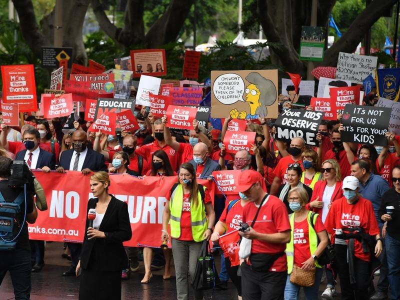 Thousands of striking public school teachers have marched down Macquarie St to NSW Parliament.