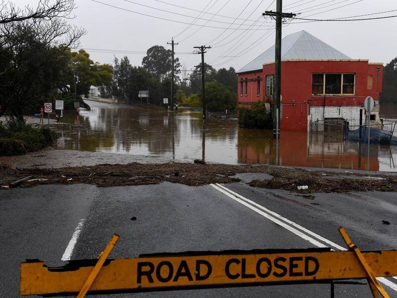 Residents are again being warned of rising waters in Sydney's flood-prone Hawkesbury-Nepean region. (Bianca De Marchi/AAP PHOTOS)