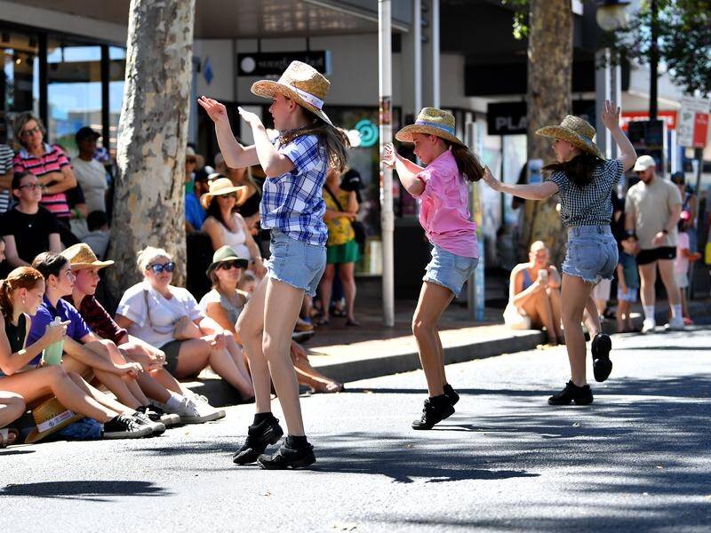 Revellers have been filling Tamworth's main street to take in performances in sweltering heat. (Bianca De Marchi/AAP PHOTOS)