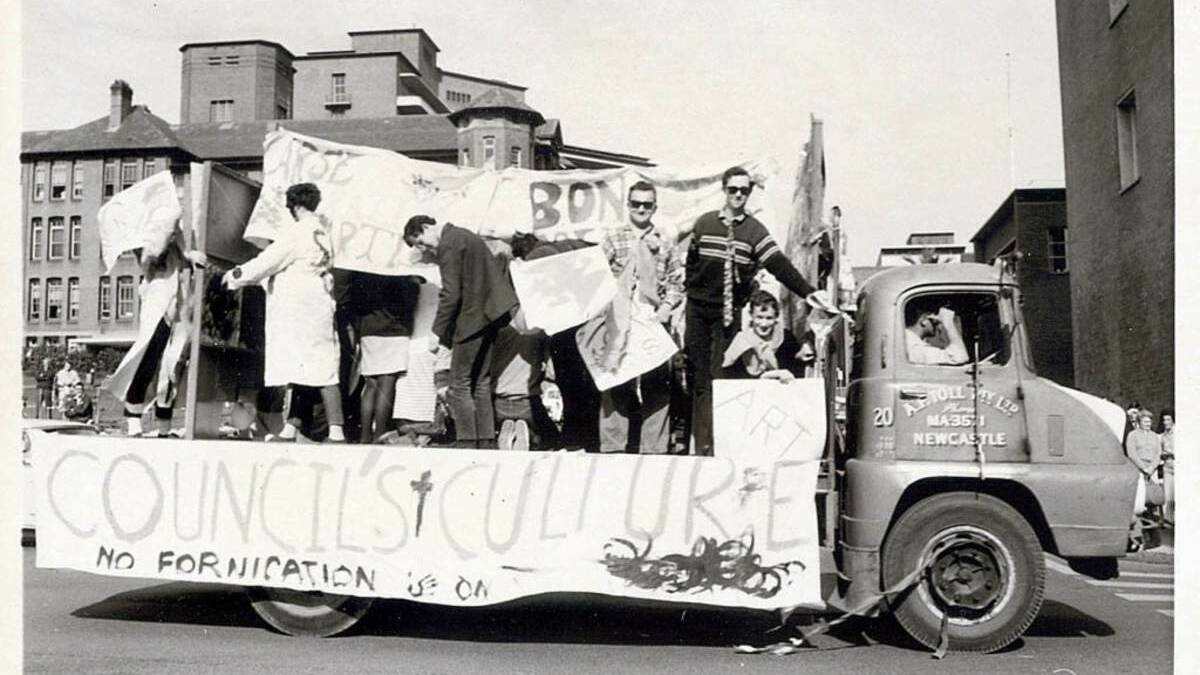 Students take part in Autonomy Day celebrations during the 1960s.