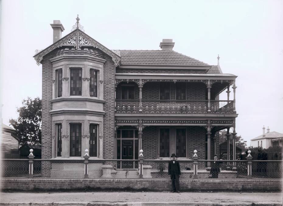 Mr Gow's house, Fettercairn, at Lindsay Street, Hamilton, 22 April 1904. (Photograph: Newcastle Region Library)

