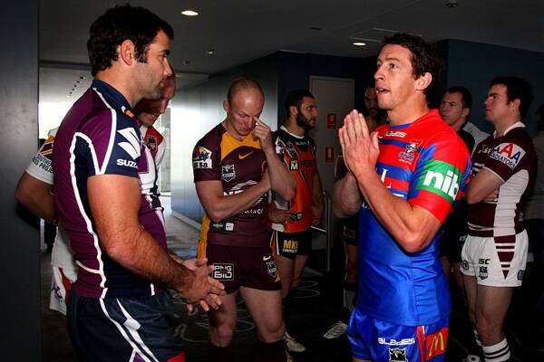 SAY A LITTLE PRAYER: Kurt Gidley  chats with Cameron Smith yesterday.    –  Picture by Simone De Peak