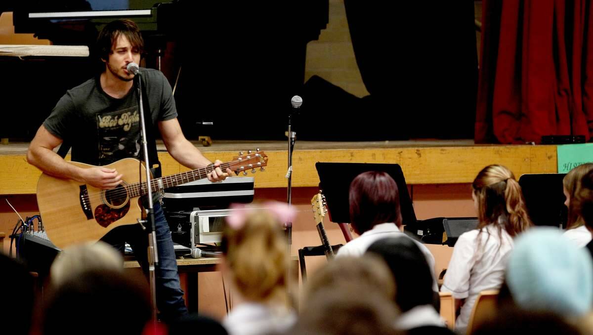  DRIVE TIME: Country singer Morgan Evans takes the road safety message to Warners Bay High School yesterday.  Picture: Ryan Osland