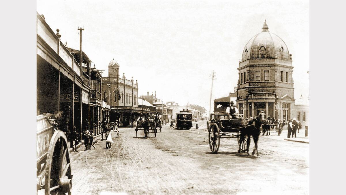Hunter Street at bank corner, circa 1914.