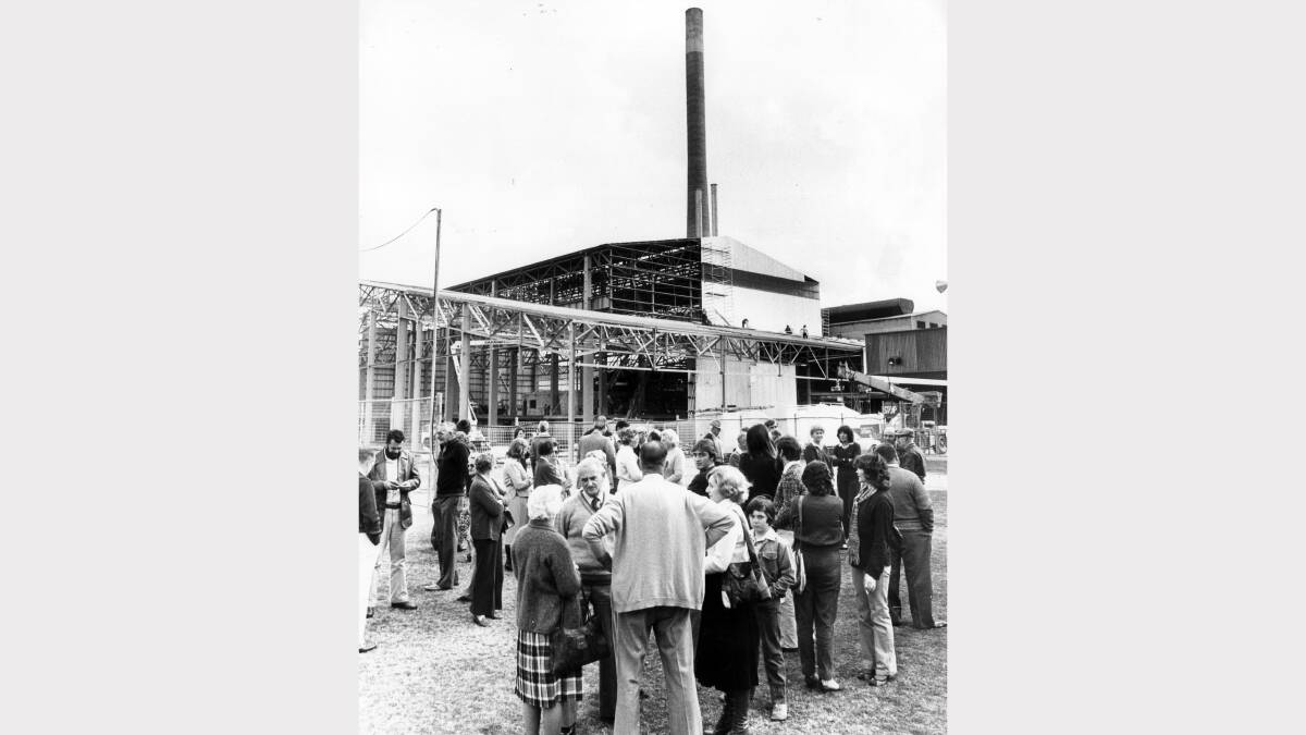 Tomago residents being shown the aluminium smelter at Kurri Kurri on July 27, 1980. PIcture: David Johns  