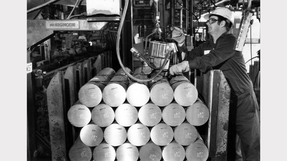 Alcan aluminium smelter Kurri Kurri - Ken Jordan, process operator with castings on April 19. 1989. Picture:  John Herrett 