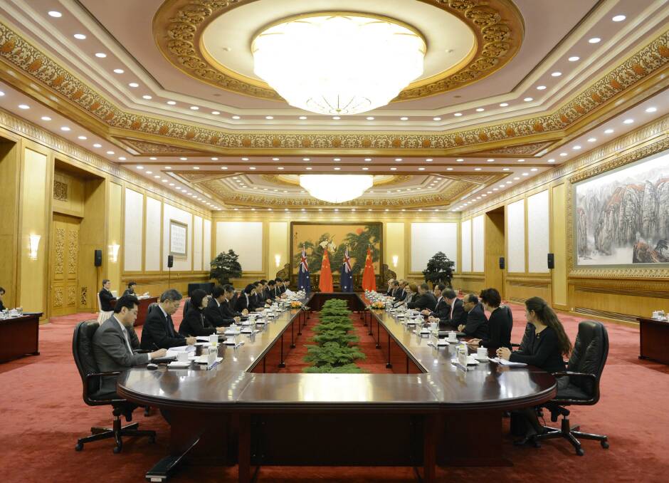 Chinese Premier Li Keqiang speaks with Australia Prime Minister Julia Gillard during a meeting at the Great Hall of the People in Beijing, China. Photo: Getty Images